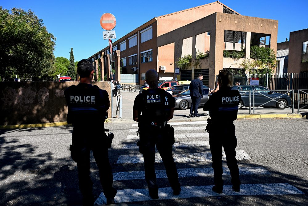 Polizisten vor der Schule in Aubagne