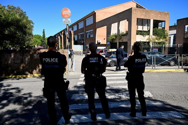Polizisten vor der Schule in Aubagne