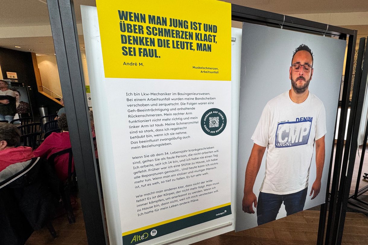 Ein Foto zeigt einen jungen Mann, daneben steht ein Text, der übertitelt ist mit dem Zitat "Wenn man jung ist und über Schmerzen klagt, denken die Leute, man sei faul"