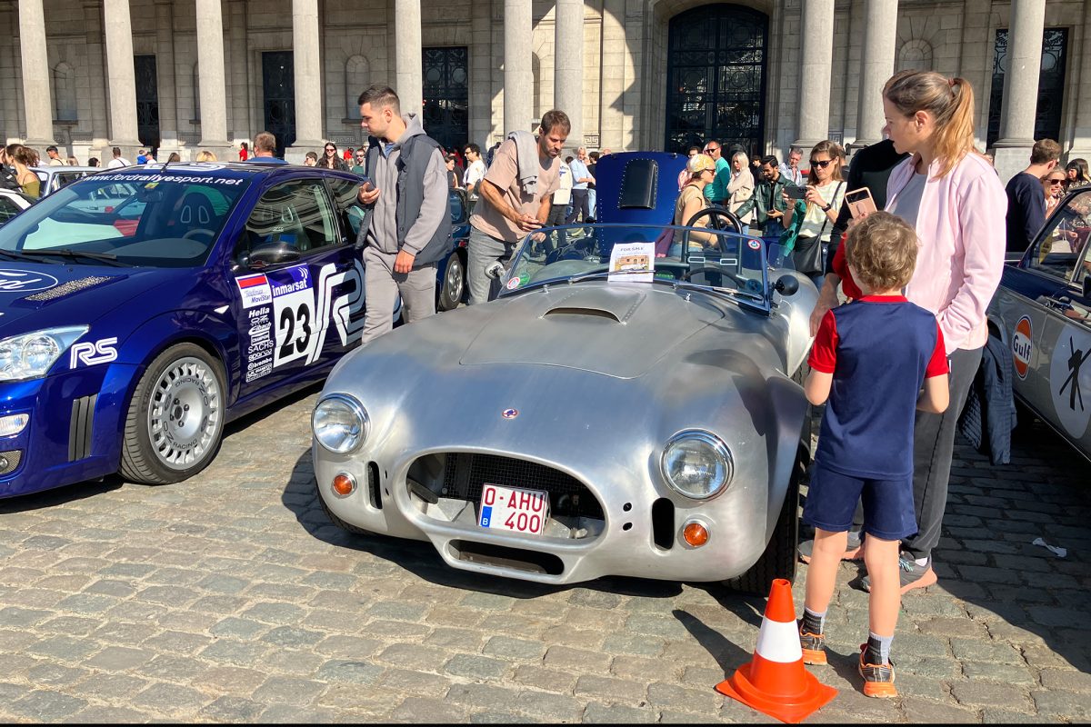 Autos und Besucher der Ausstellung im Brüsseler Jubelpark