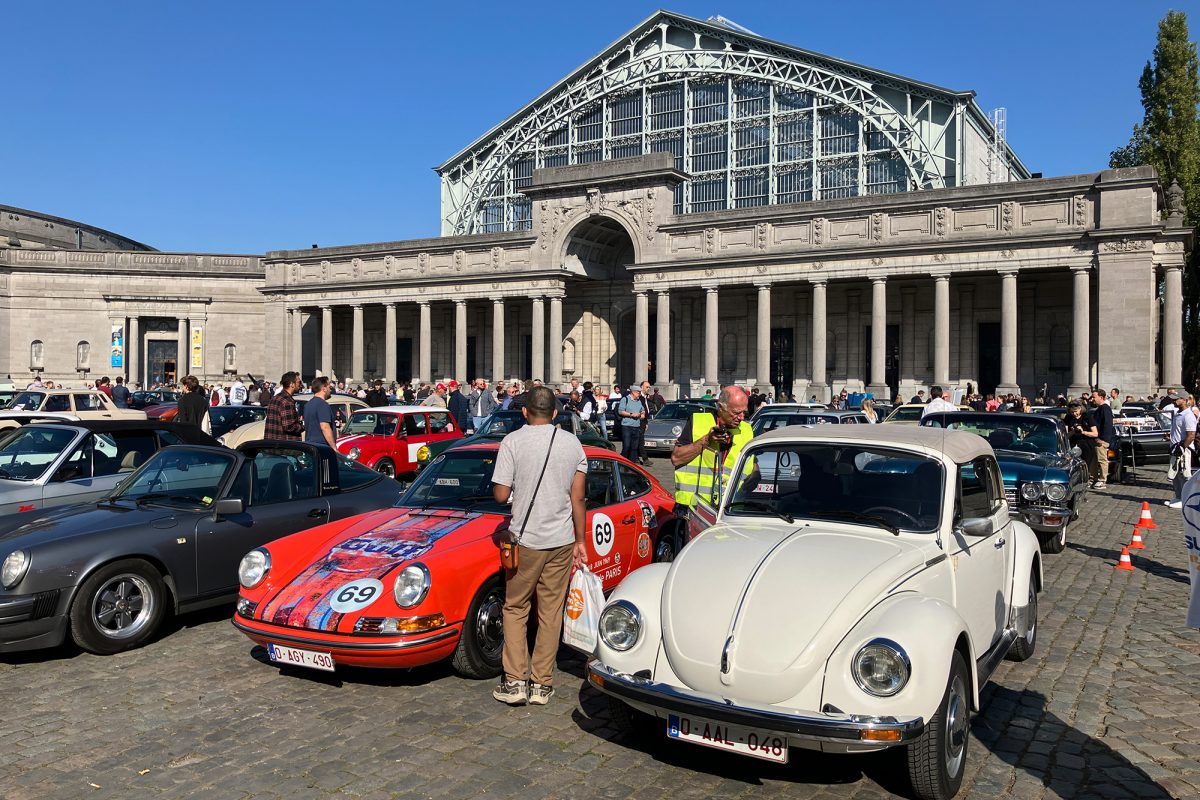 Autos und Besucher der Ausstellung im Brüsseler Jubelpark