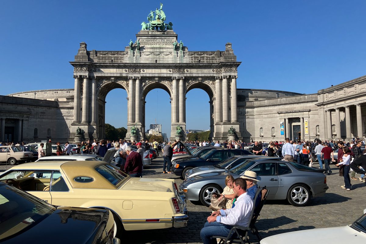 Autos und Besucher der Ausstellung im Brüsseler Jubelpark
