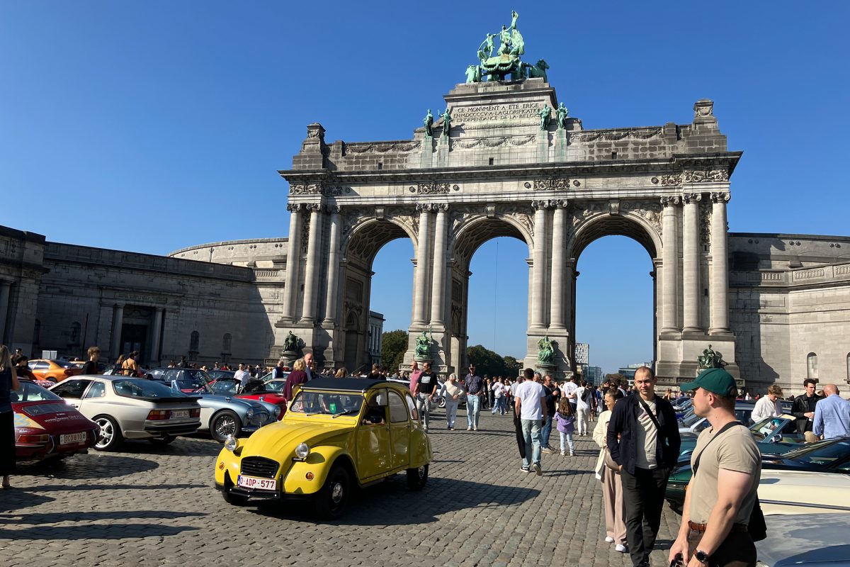Autos und Besucher der Ausstellung im Brüsseler Jubelpark