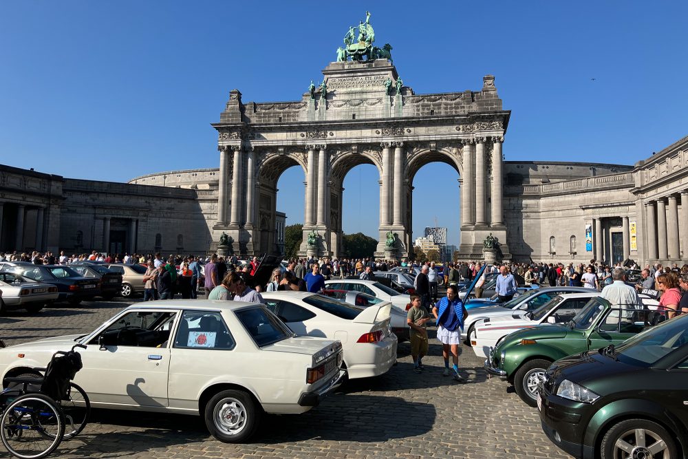 Autos und Besucher der Ausstellung im Brüsseler Jubelpark