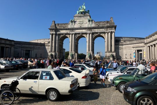Autos und Besucher der Ausstellung im Brüsseler Jubelpark