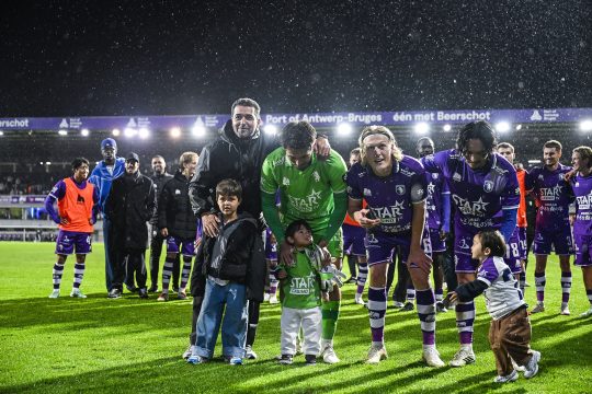 Trainer und Spieler von Beerschot feiern Sieg gegen Anderlecht