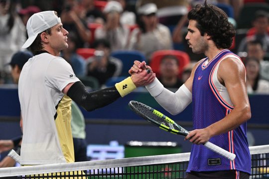 Zizou Bergs und Carlos Alcaraz geben sich die Hand nach dem Spiel