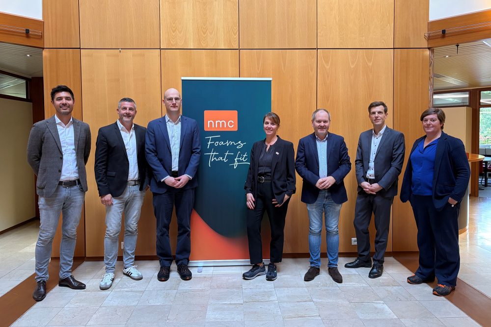 Berater Cliff Wirajendi, der EU-Abgeordnete Pascal Arimont, Segment Manager Sascha Bocken, Catherine Noël (Vize-Vorsitzende des Verwaltungsrats), der Föderalabgeordnete Luc Frank, CEO Florent Pouzet und Nadège Herlet, Product Stewardship & Sustainability Manager