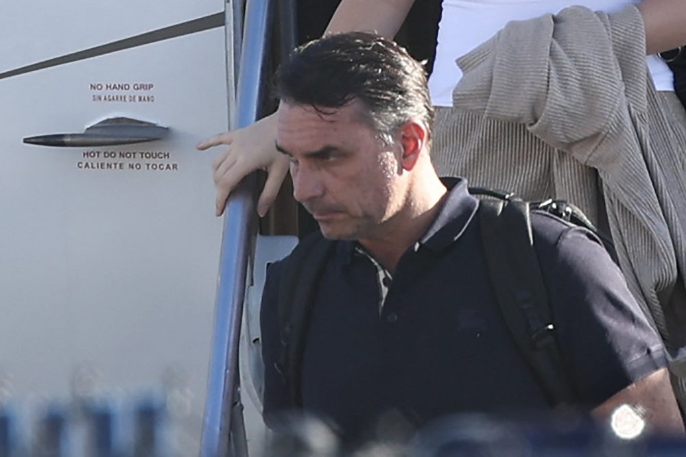 Flávio Bolsonaro steigt in Miami aus dem Flugzeug