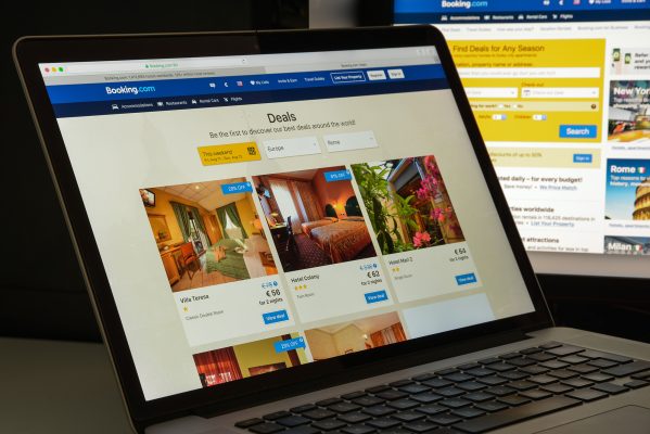 Laptop mit der Webseite von Booking.com