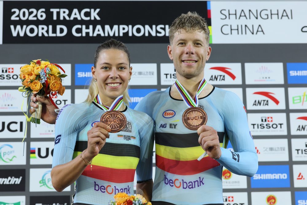 Shari Bossuyt und Jules Hesters präsentieren ihre Bronzemedaillen