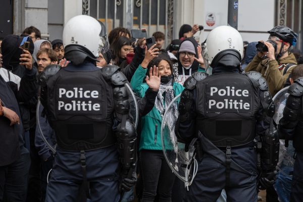 Demonstranten und Polizisten in Brüssel