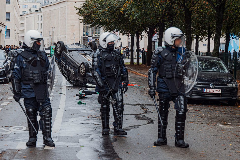 Polizisten während der nationalen Demo in Brüssel