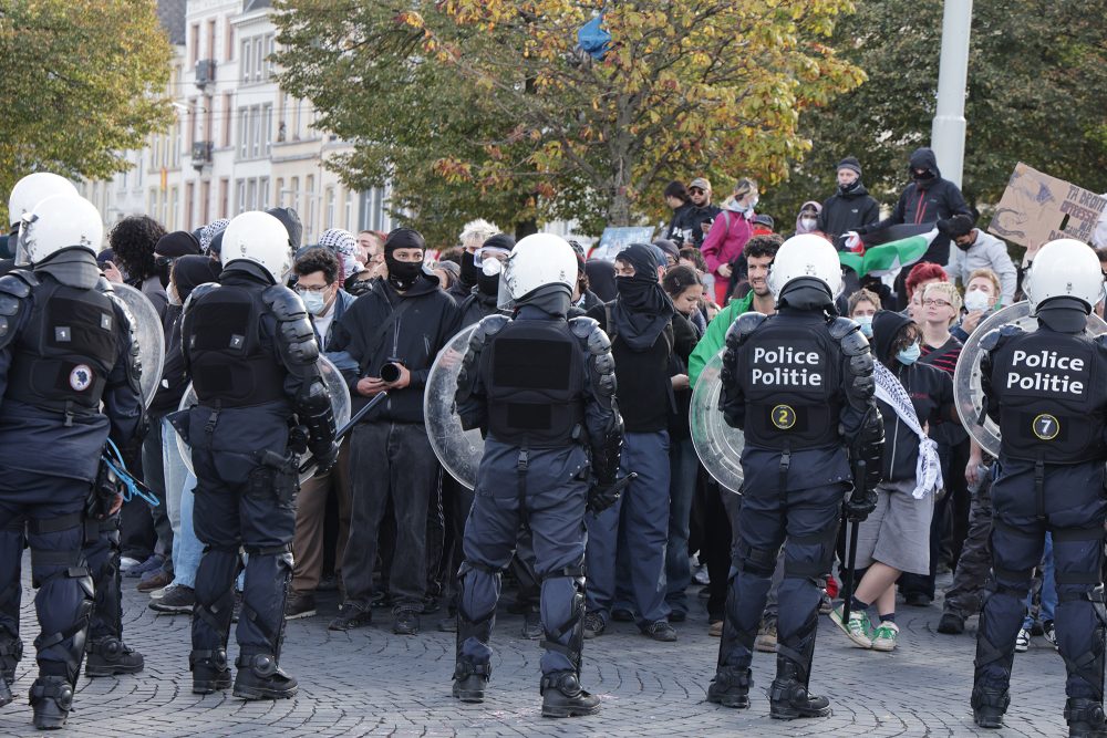 Polizisten und Demonstranten stehen sich gegenüber