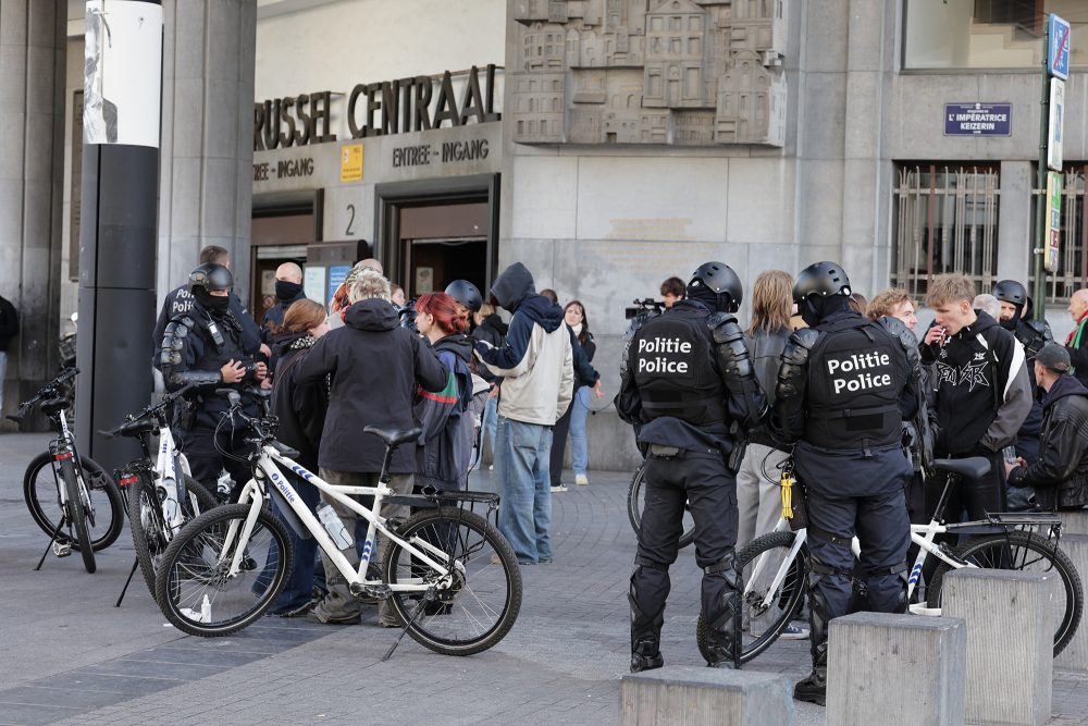 Polizisten am Bahnhof Brüssel-Central am Samstagmorgen