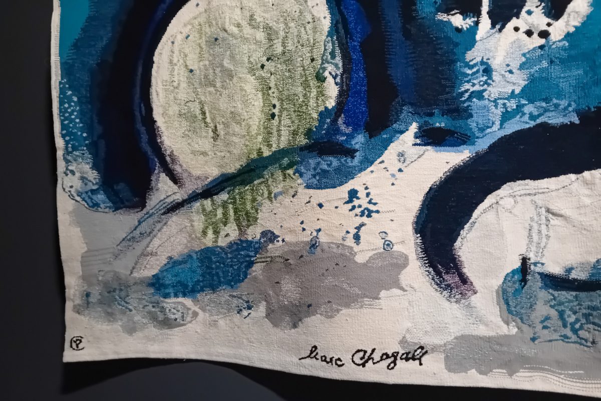 Unterer Teil eines Wandteppichs mit der Signatur von Marc Chagall