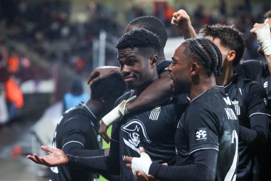 Die Spieler von Sporting Charleroi bejubeln den Einzug in die nächste Runde