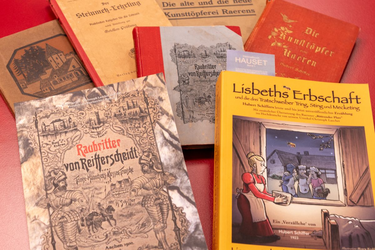 Buch und Manuskripte von "Lisbeths Erbschaft und die drei Tratschweiber Tring, Sting und Mecketing" und "Raubritter von Reifferscheidt" auf Raerener Platt und in der Übersetzung auf Hochdeutsch