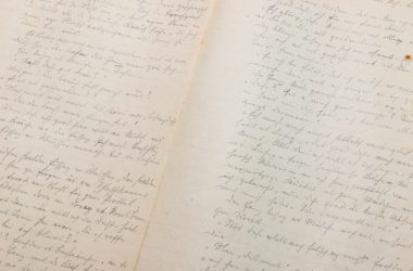 Manuskripte von "Lisbeths Erbschaft und die drei Tratschweiber Tring, Sting und Mecketing" auf Raerener Platt in Sütterlin von Hubert Schiffer