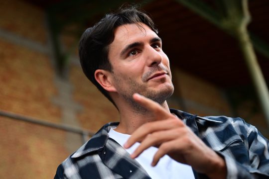 Der Vooruit-Vorsitzende Conner Rousseau gestikuliert