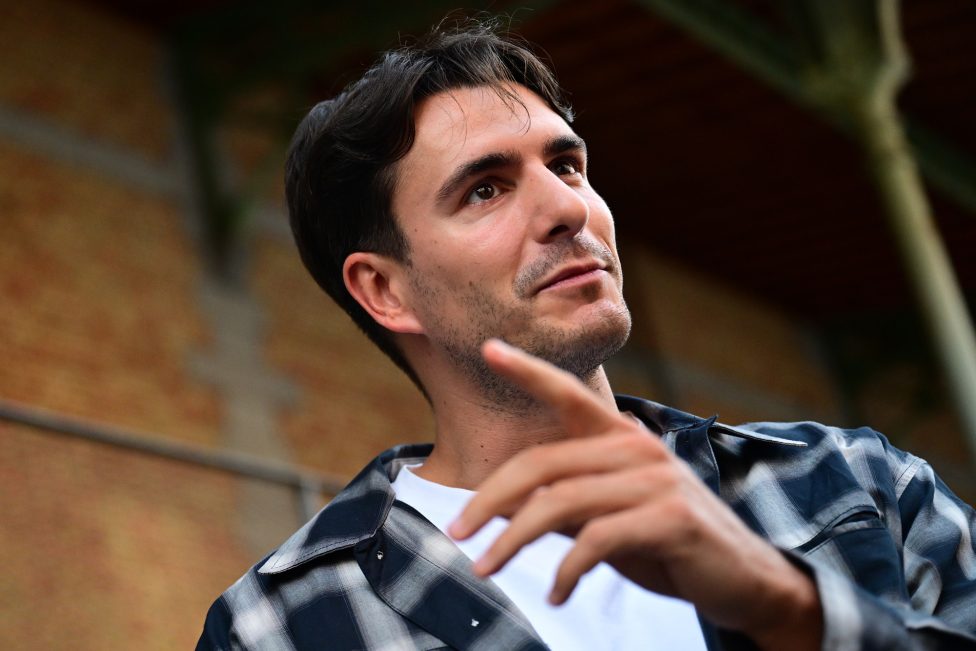 Der Vooruit-Vorsitzende Conner Rousseau gestikuliert
