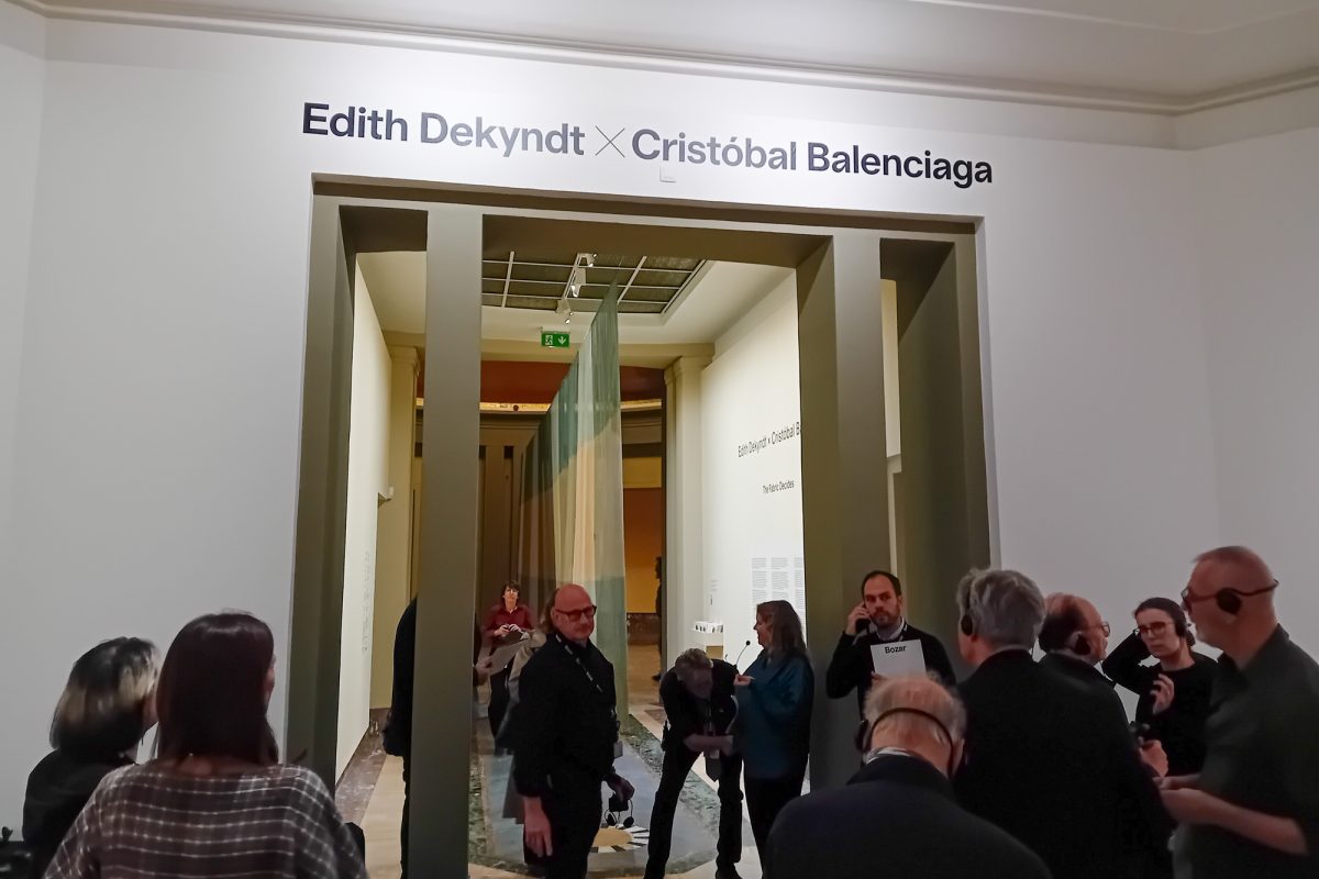 Besucher vor dem Eingang zur Ausstellung