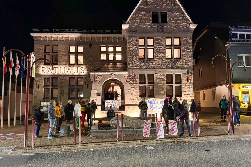 Hotel- und Ferienwohnungbetreiber protestieren vor dem Rathaus in Büllingen