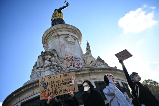 Demonstranten am "Monument à la Republique"