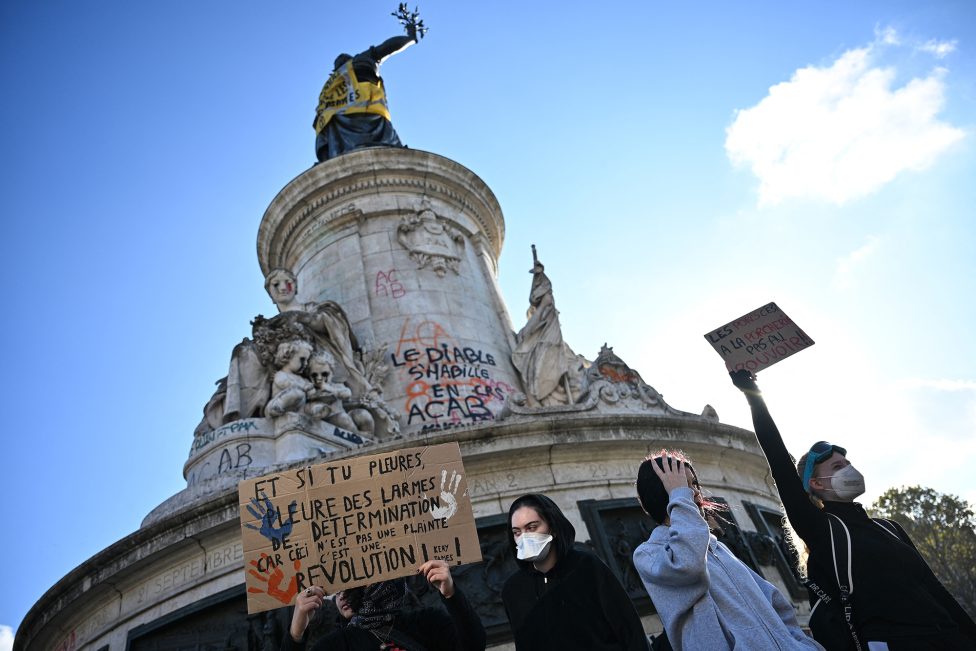 Demonstranten am "Monument à la Republique"
