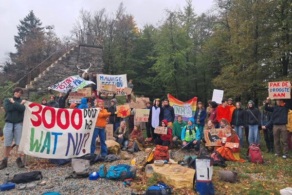 Junge Demonstranten stehen mit Plakaten und Bannern vor dem Baltia-Hügel am Signal de Botrange