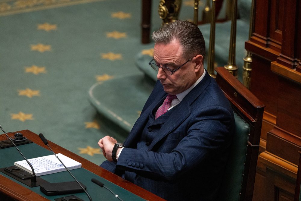 Premier De Wever schaut in der Kammer auf seine Armbanduhr
