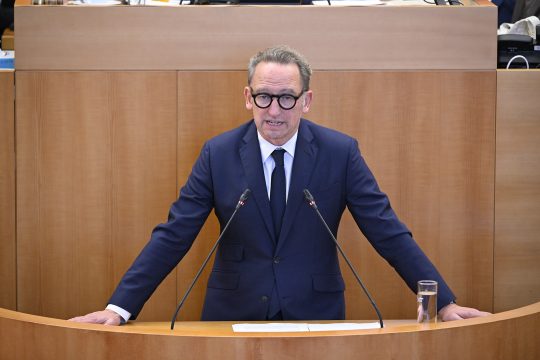 Ministerpräsident Boris Dilliès im Brüsseler Regionalparlament