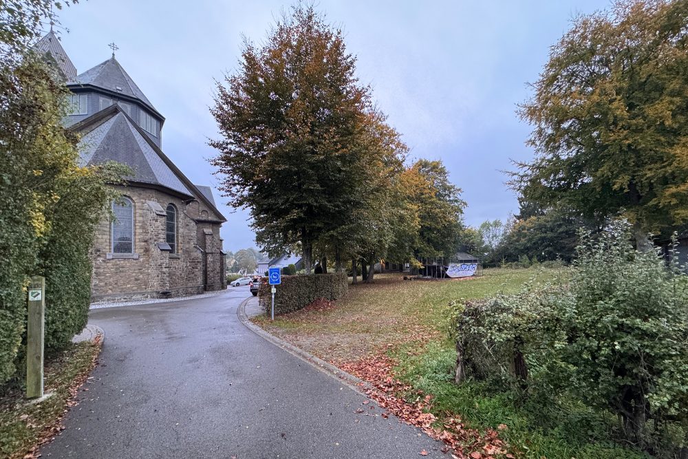 Auf diesem Gelände hinter der Pfarrkirche soll der Dorfsaal errichtet werden