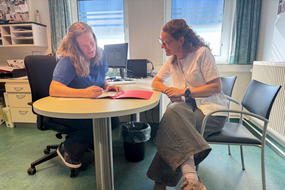 Dr. Laetitia Rousseau (links) in einem Beratungsgespräch an der Klinik St. Josef in St. Vith.