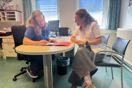 Dr. Laetitia Rousseau (links) in einem Beratungsgespräch an der Klinik St. Josef in St. Vith.
