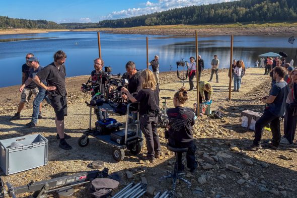 Menschen bei den Dreharbeiten zur Krimi-Serie "Eifeltod"