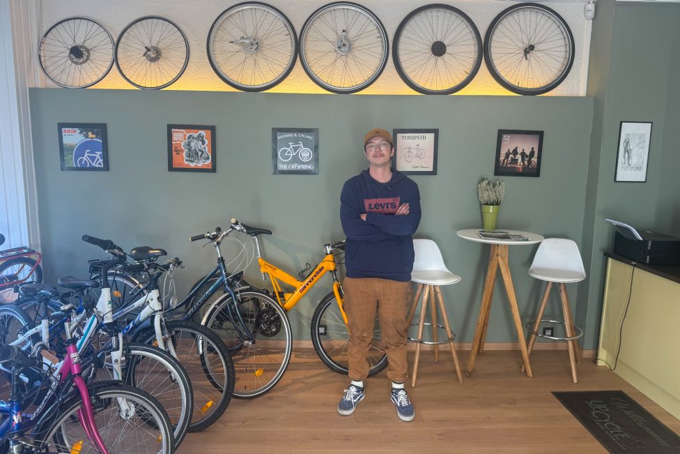 Mathis Franzen steht im Verkaufsraum seines Fahrradgeschäfts