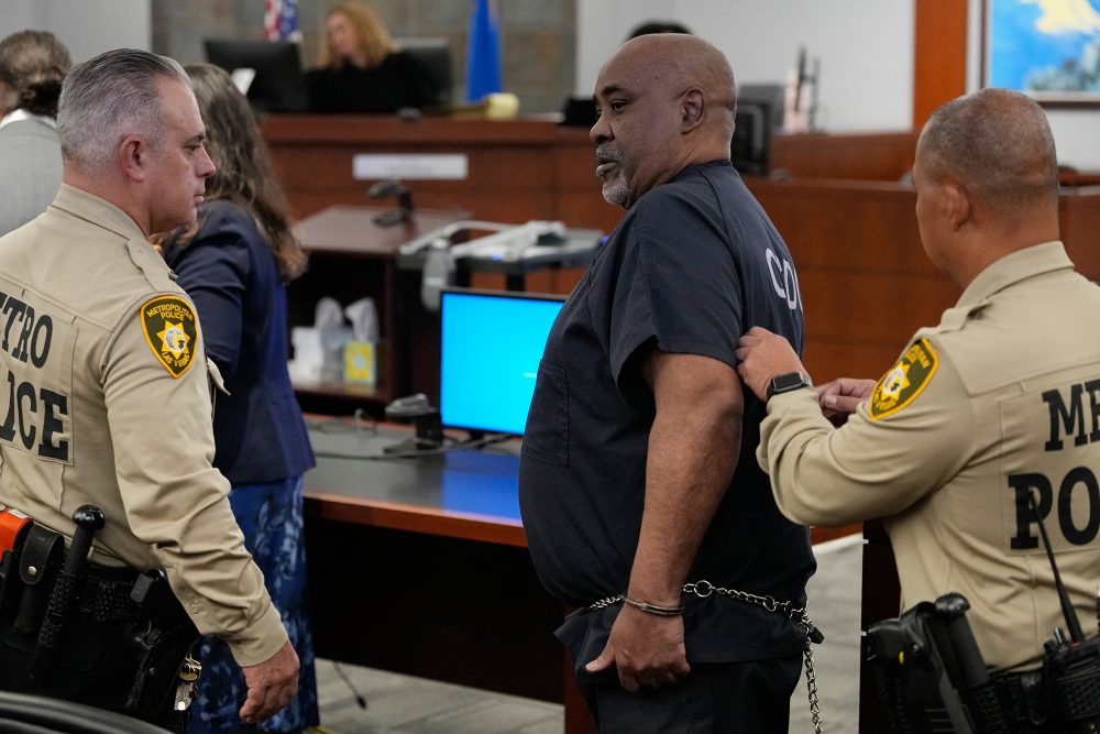 Duane Davis im Gerichtssaal in Las Vegas, er trägt Handschellen, zwei Justizmitarbeiter sind bei ihm