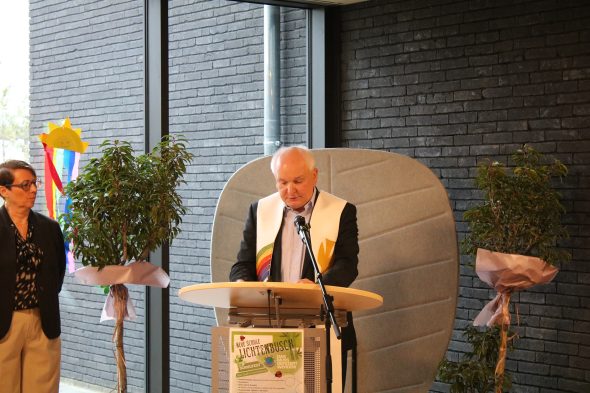 Pastor Peter Dries steht am Rednerpult