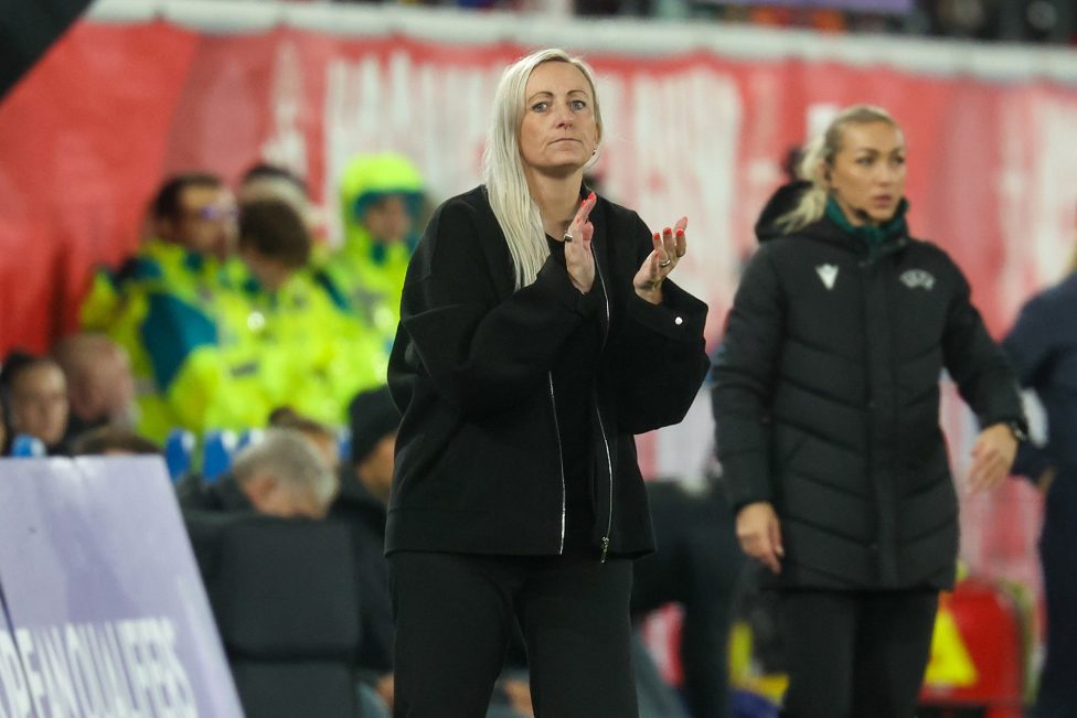 Elisabet Gunnarsdottir gestikuliert während eines Fußballspiels der Red Flames gegen Polen