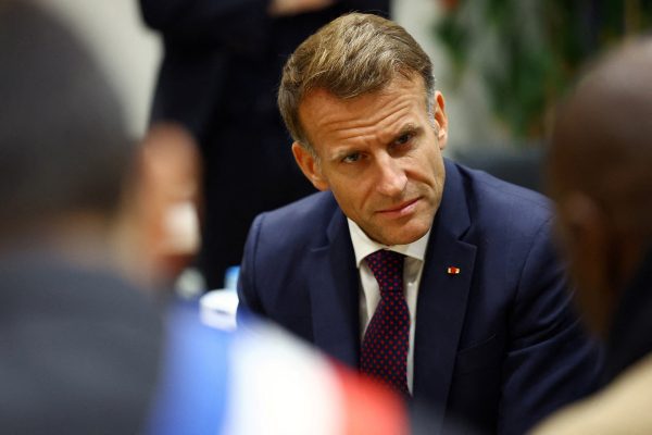 Emmanuel Macron bei einem Treffen im Rathaus von Trappes bei Paris mit Anwohnern am 23. Oktober 2026 nach einer Schießerei