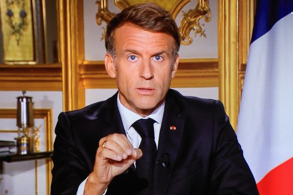 Frankreichs Präsident Macron bei seiner Fernsehansprache am 18. Oktober 2026