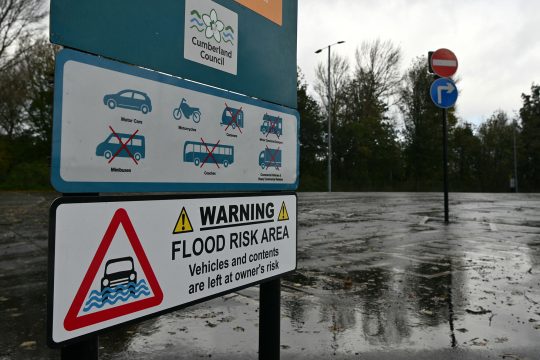 Hochwasserwarnschild am Fluss Eden in Carlisle im Nordwesten Englands