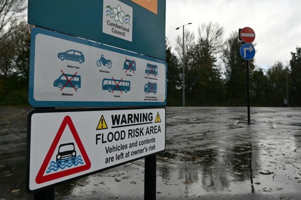 Hochwasserwarnschild am Fluss Eden in Carlisle im Nordwesten Englands