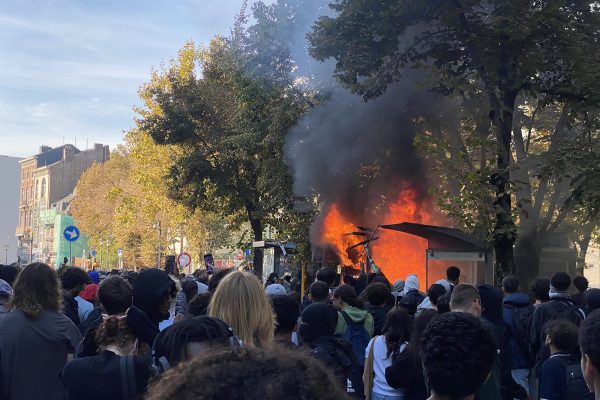 Brennendes Bushäuschen während der Schülerproteste in Lüttich