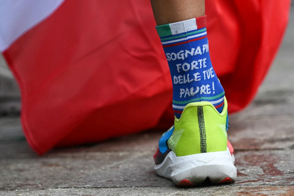 Leichtathletin Giovanna Epis trägt Socken mit der Aufschrift "Träume stärker als deine Ängste"