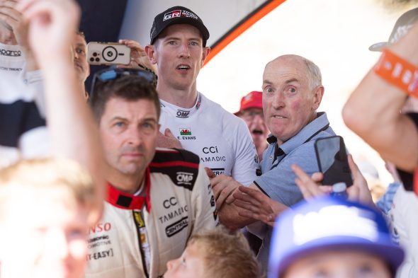 Elfyn Evans und Vater Gwyndaf sehen den Ausrutscher von Oliver Solberg