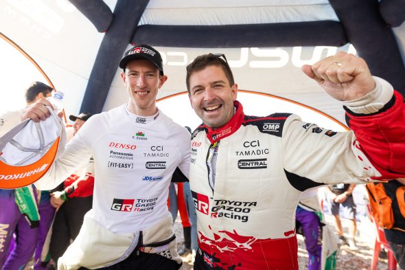 Elfyn Evans und Scott Martin recken die Hände
