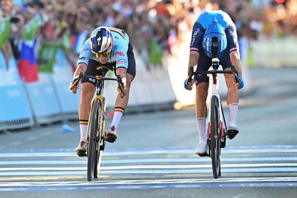 Fotofinish zwischen Remco Evenepoel und dem Italiener Giulio Ciccone, dicht an dicht überqueren sie die Ziellinie