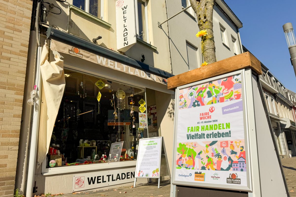 Plakat der Fairen Woche vor dem Weltladen Eupen
